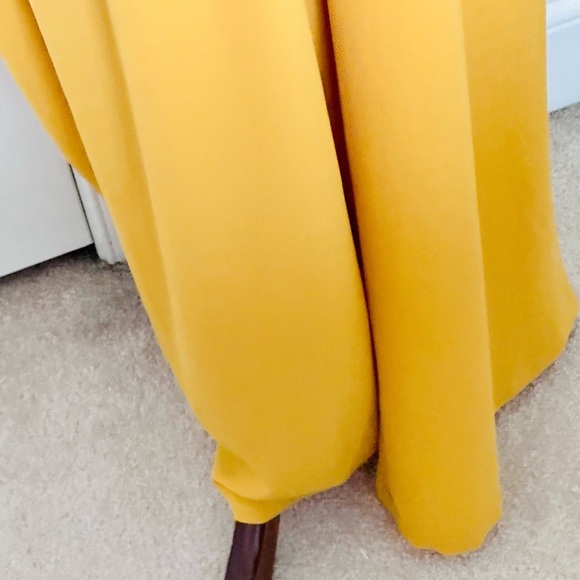 Boutique Chic 💛 Halter Jumpsuit - Picture 7 of 16